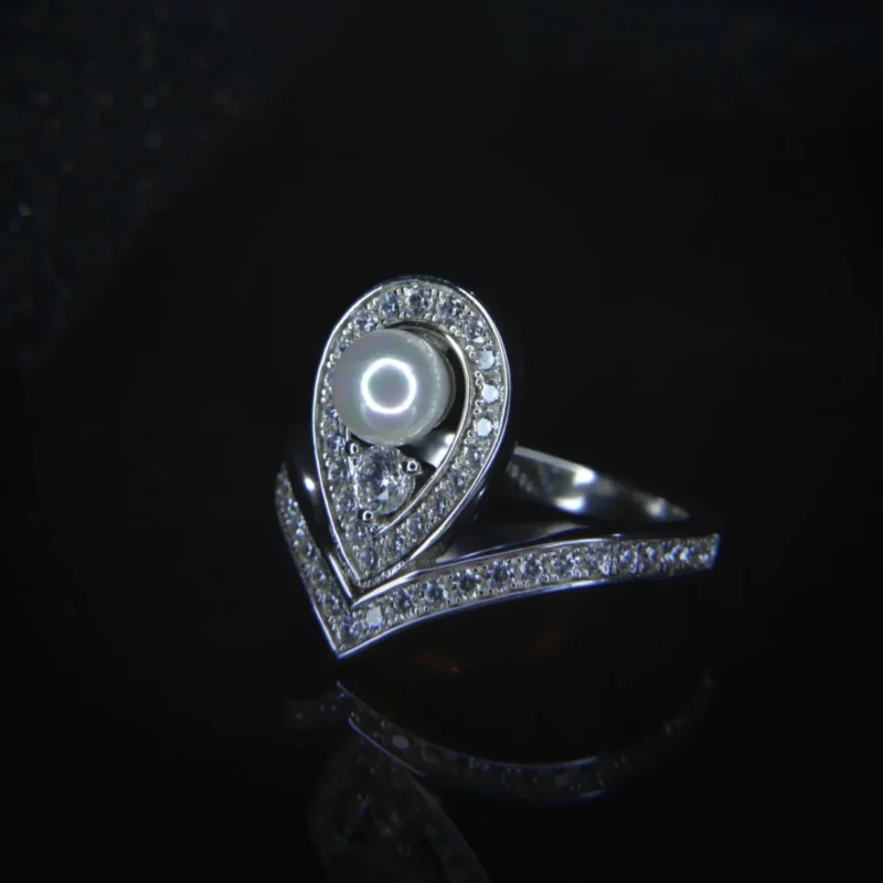 The Crown pearl and diamond ring - Image 3