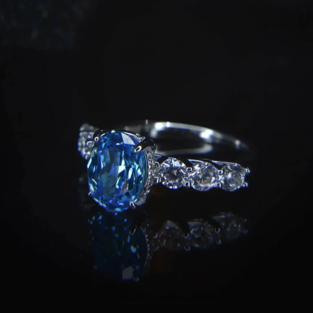 The oval-shaped aquamarine and diamond ring - Image 3