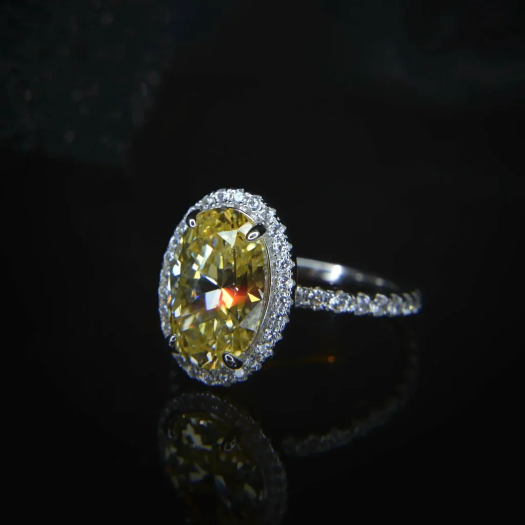 The oval-shaped yellow diamond and diamond ring - Image 3