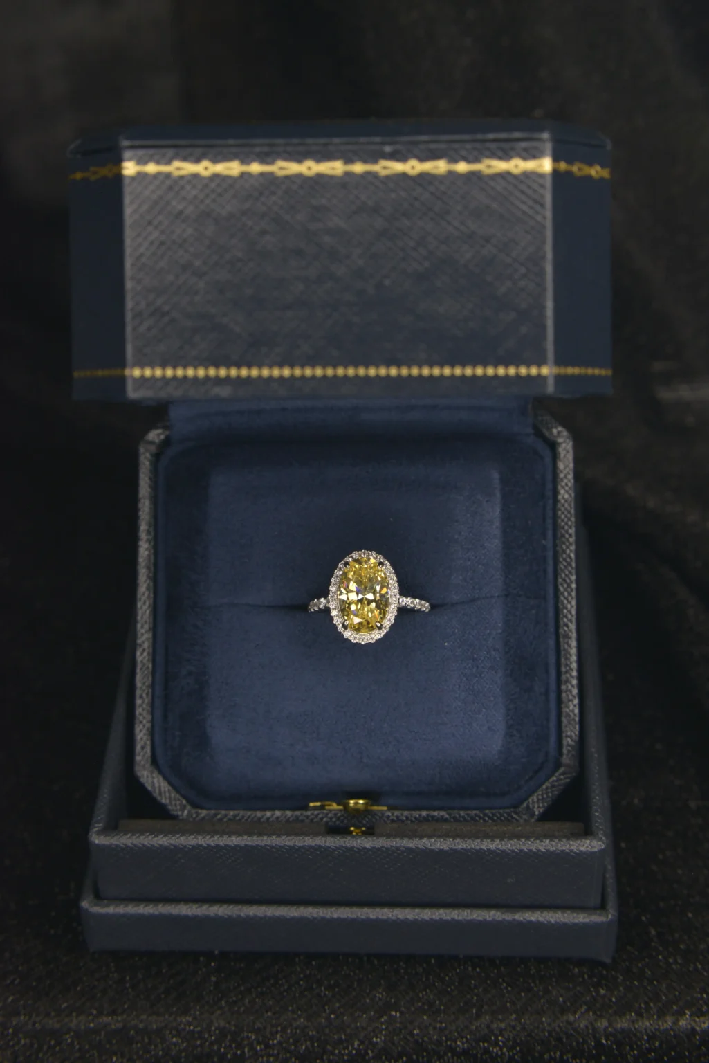 The oval-shaped yellow diamond and diamond ring - Image 6