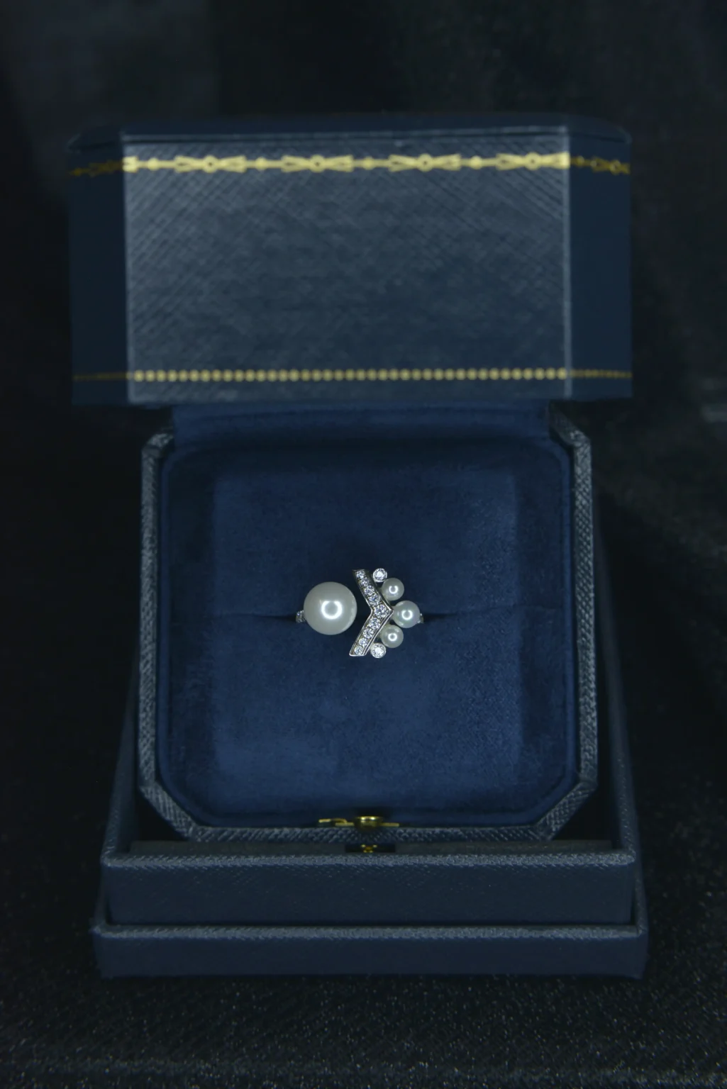 Crown V-shaped Pearl and Diamond Ring - Image 8