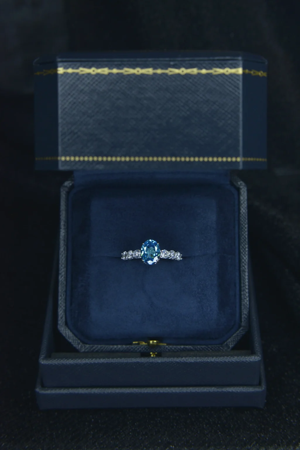 The oval-shaped aquamarine and diamond ring - Image 6