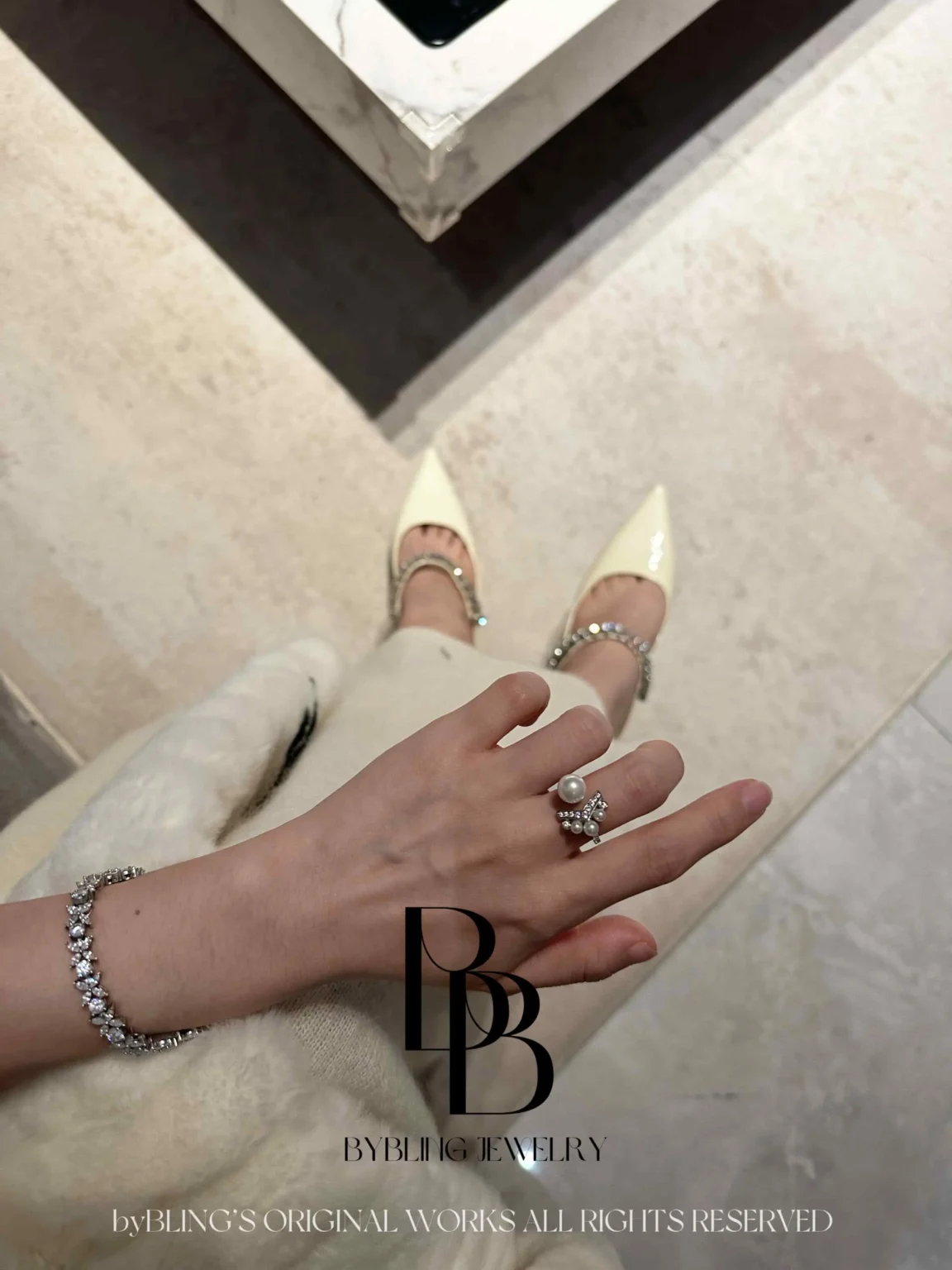Crown V-shaped Pearl and Diamond Ring - Image 4