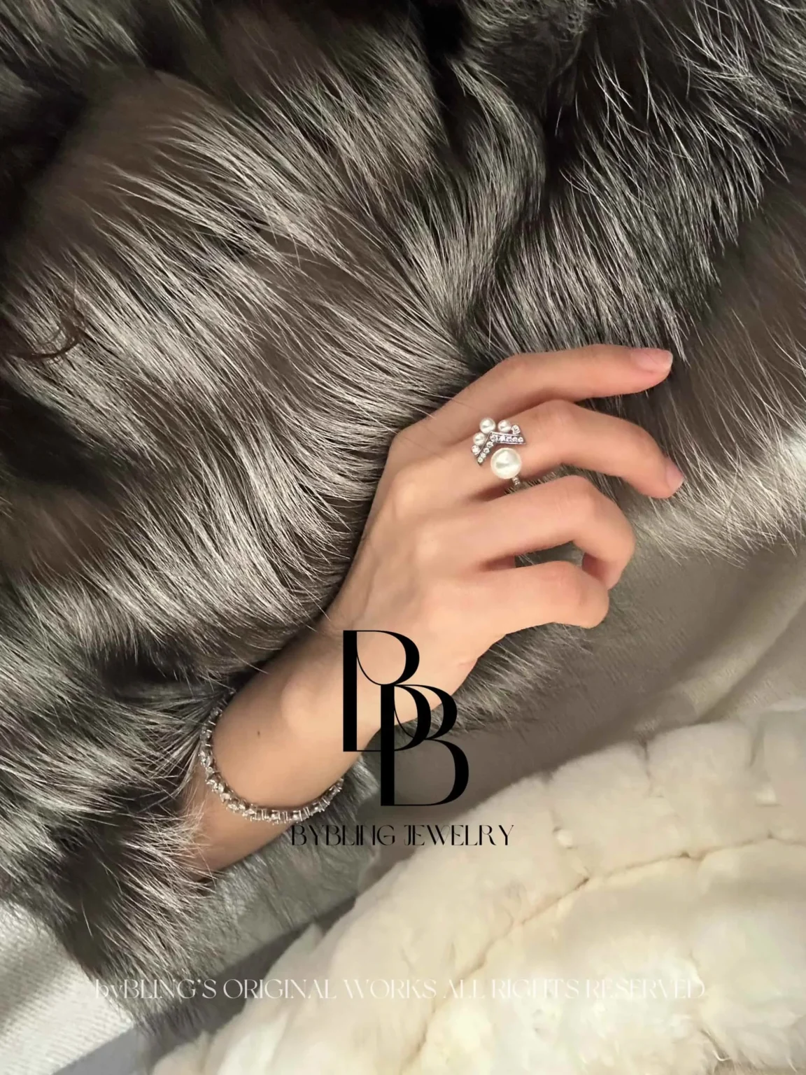 Crown V-shaped Pearl and Diamond Ring - Image 2
