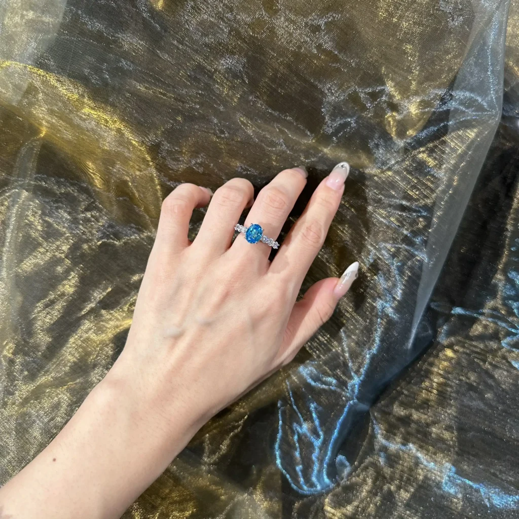 The oval-shaped aquamarine and diamond ring - Image 2