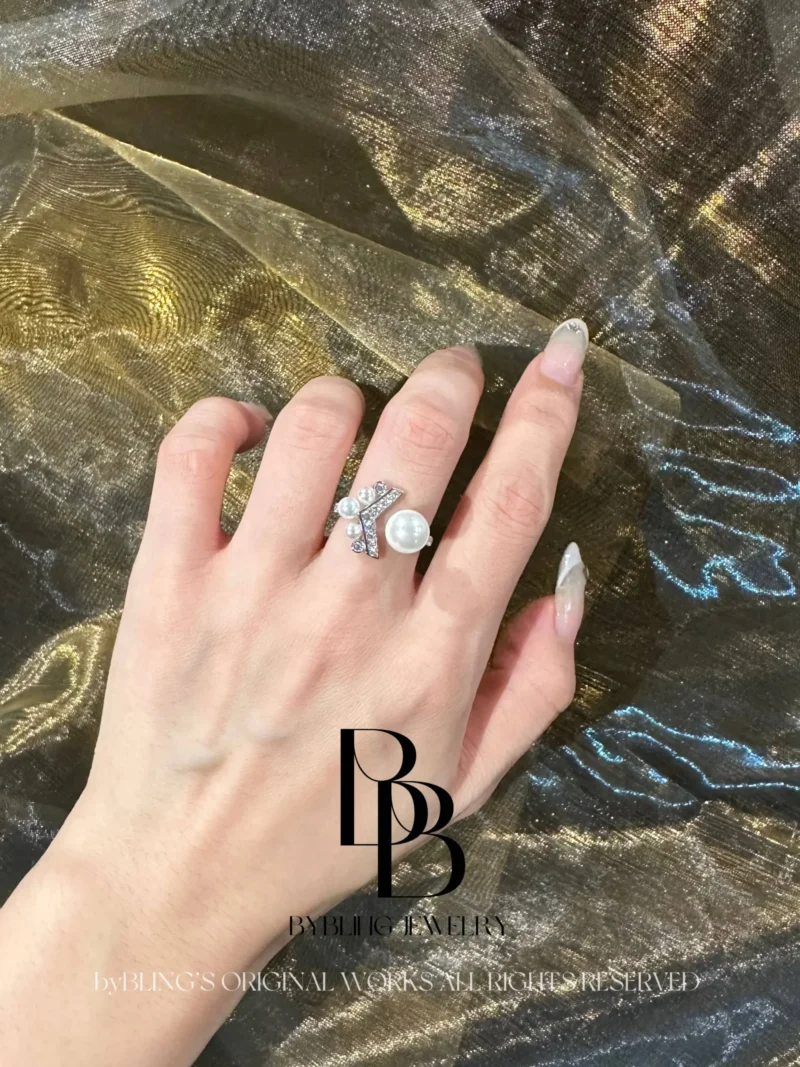 Crown V-shaped Pearl and Diamond Ring