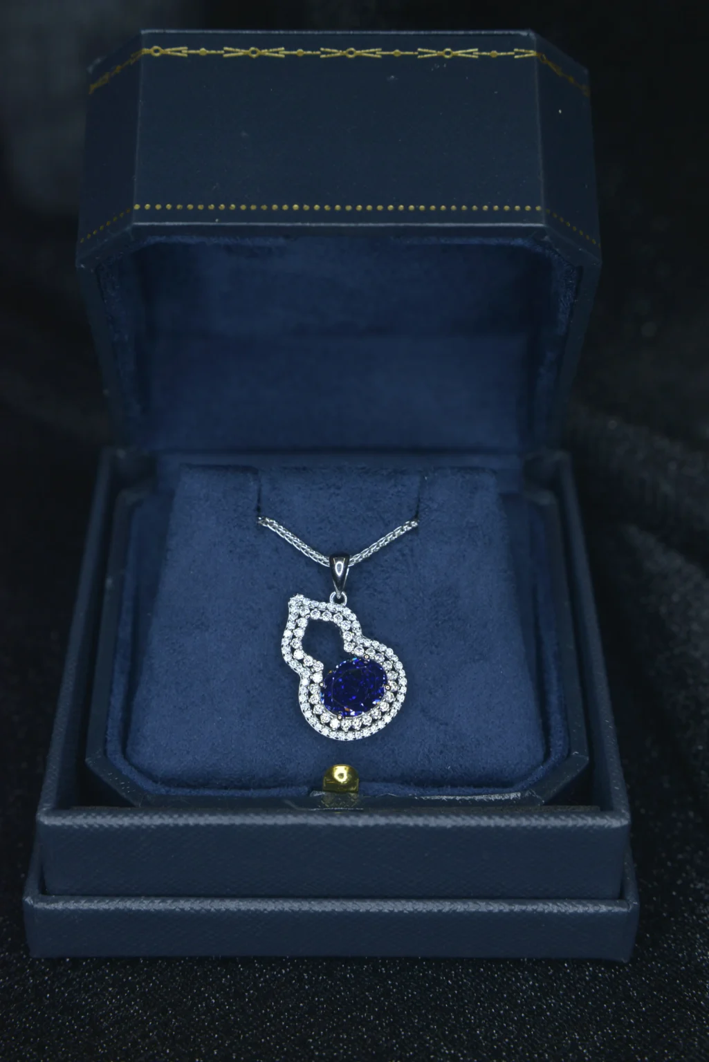 The Hulu Sapphire and Diamonds Pendant - Image 6