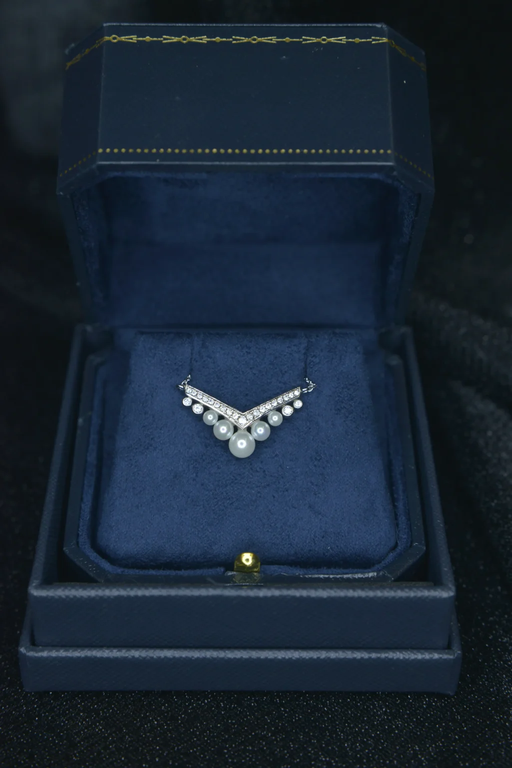 V-Shaped Pearl and Diamonds Eternity Pendant - Image 5