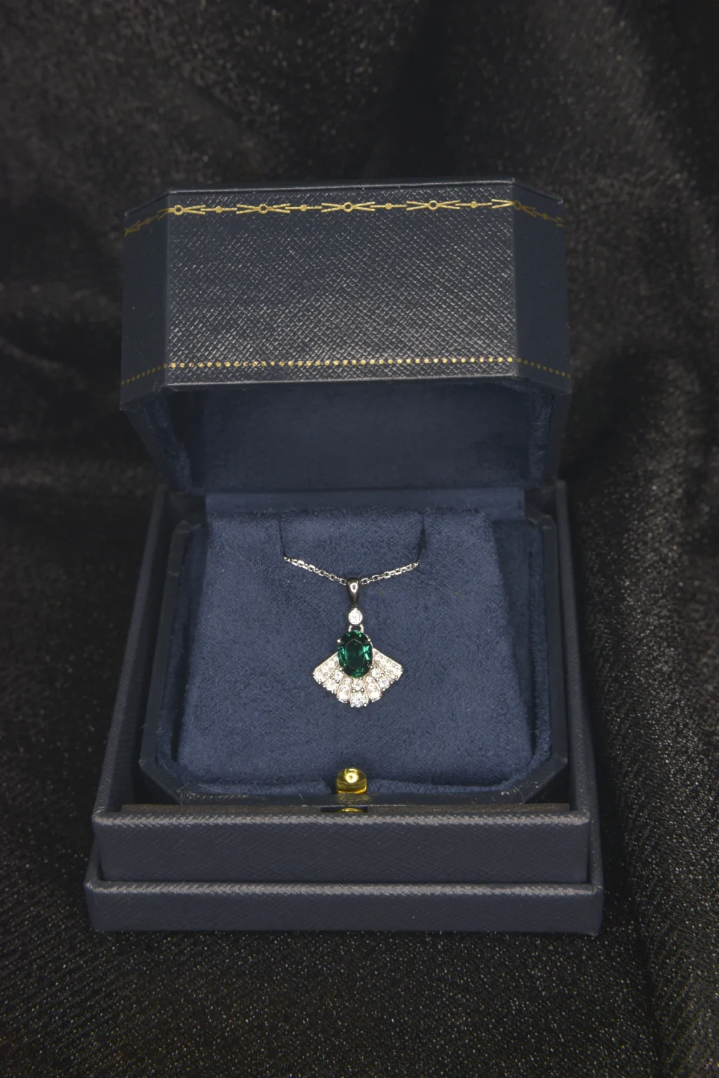 The Fan-shaped Emerald and Diamond Pendant - Image 5