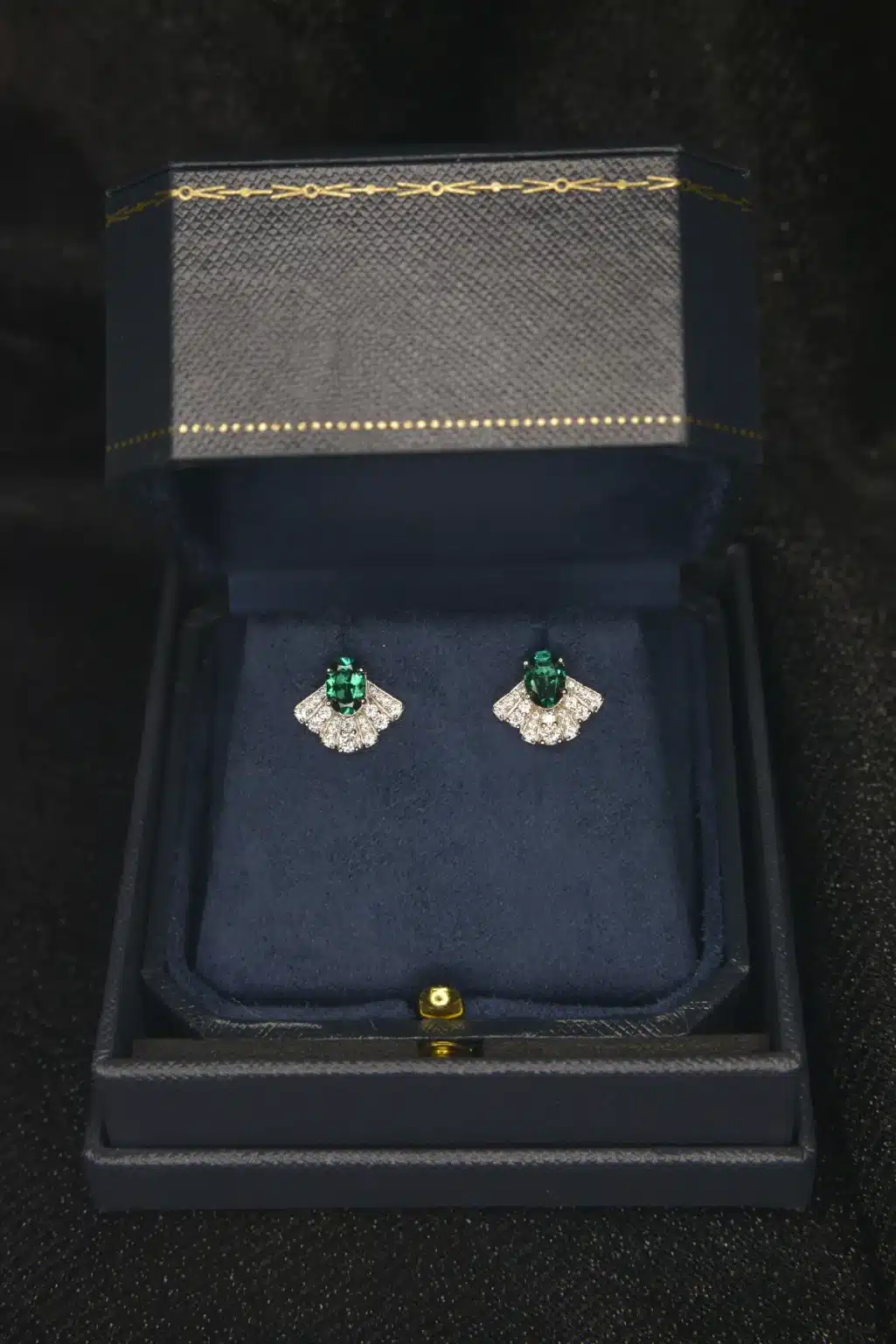 The Fan-shaped Emerald and Diamond Earrings - Image 6