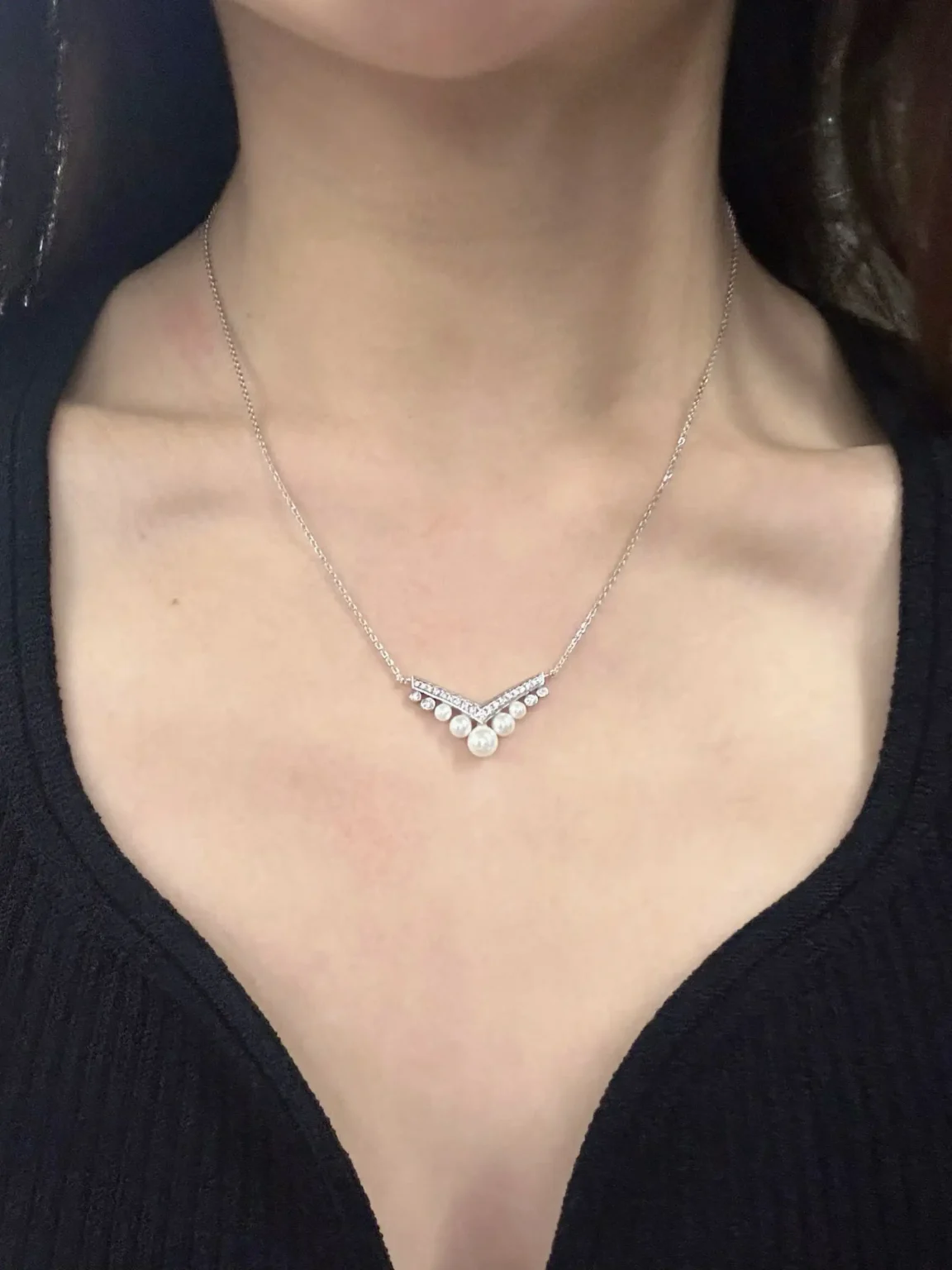 V-Shaped Pearl and Diamonds Eternity Pendant - Image 2