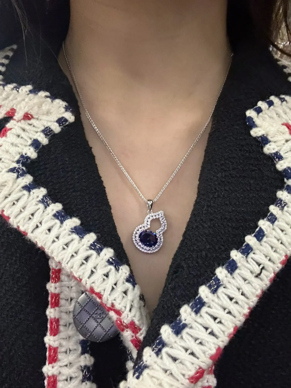 The Hulu Sapphire and Diamonds Pendant - Image 5
