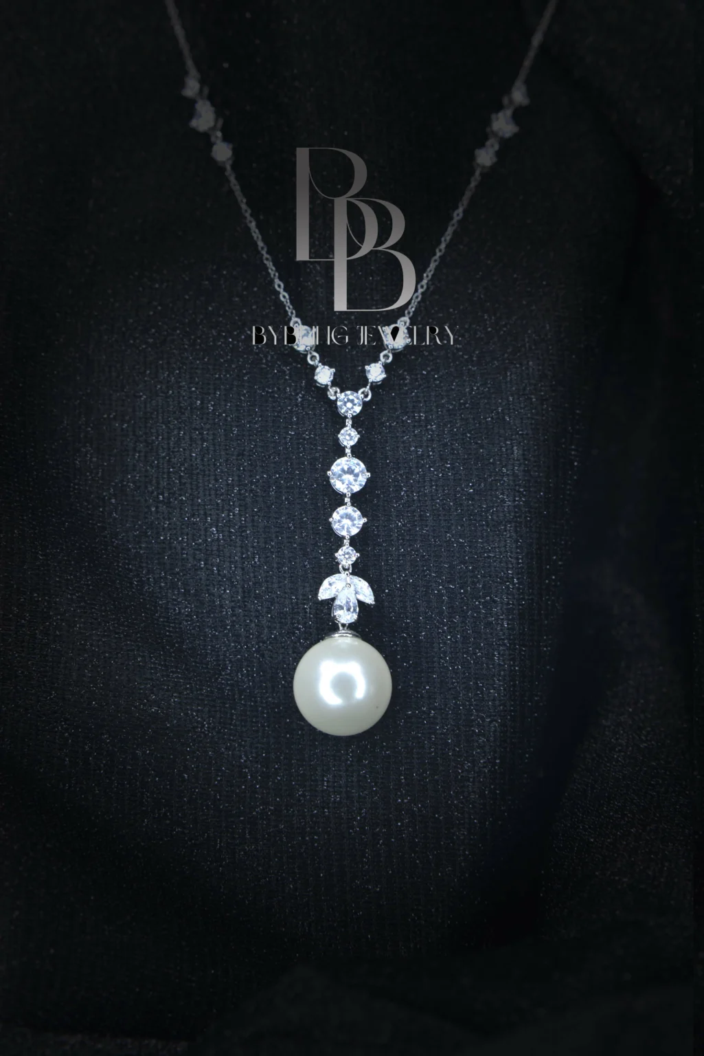 Artificial Pearl and Zircon Embellished Elegant Necklace
